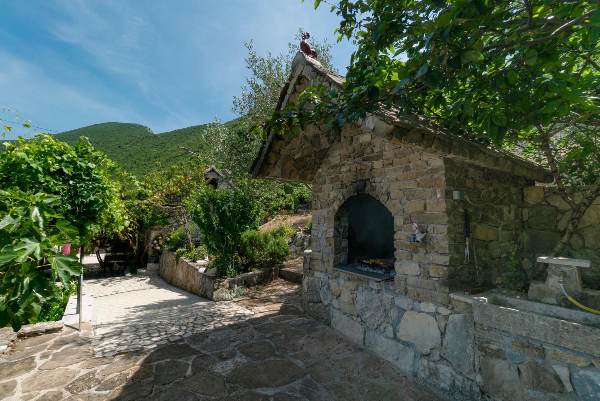 Apartments Srdanovic Omis Exterior photo